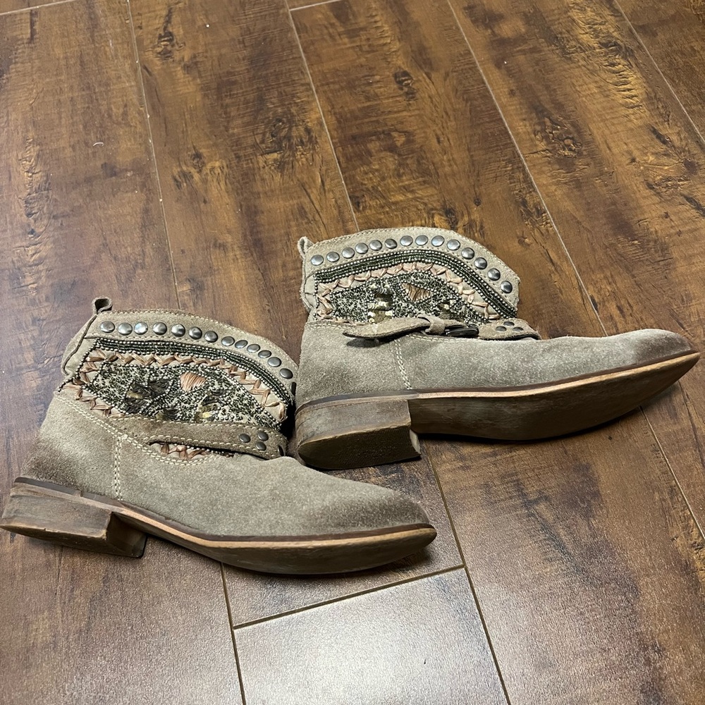 Suede embroidered boots